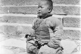 民国老照片：1917年的老百姓都很穷，图2小男孩跪在地上哭泣乞讨图片