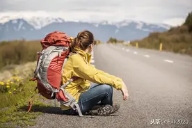 穷游女孩，遇见付不起的代价时，希望你可以偷偷地刷卡取钱图片