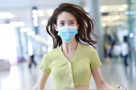 金晨这半截上衣太短了，配开衩裙秀身材不成，反而显得上身有点长图片