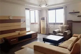 #上海陆家嘴热门房源# 荣成大厦是上海本地人都说好的小区。此房在浦东十分值得买，刚需必看。小区有些老旧了，楼龄有22年，但因价格优势，吸引很多新手买入。投资和自住都要关注的房子就是这套精装南向的三居室，直降82万，现在998万。图片