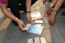 新华社：警方抓获号贩子次日，记者暗访为何黄牛仍旧好找？图片