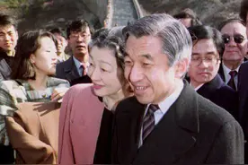 唯一访华的日本天皇，为侵华表遗憾，从不拜鬼，因与安倍不和退位图片
