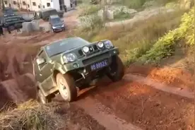 吉姆尼为什么被称为硬派越野车，硬不硬？看看这些视频就知道了视频封面
