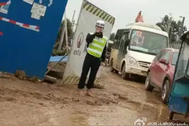 泥泞中光脚冒雨指挥交通 成都"赤脚警花"获网友点赞图片