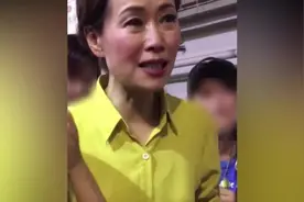 55岁“许仙”叶童现身与粉丝亲密互动，镜头下的她老到认不出视频封面