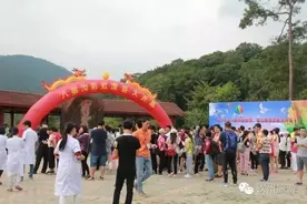 八寨沟举办的另类运动比赛—彩虹泡泡登山跑！图片