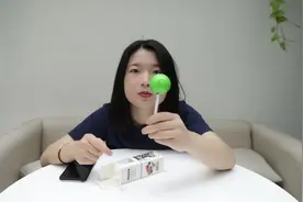 试吃奇葩糖“舔舔糖”，舔完一层又一层，感觉要舔一天都吃不完视频封面