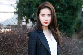 刘亦菲用一身黑秒变会穿girl，你为什么无动于衷图片