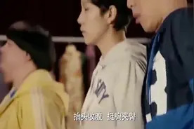 女子训练男子穿高跟鞋走路，表情真是太美，堪比好莱坞大片视频封面