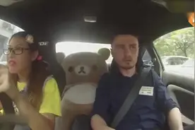 女赛车手扮猪吃老虎恶搞驾校教练 教练：我能怎么办我也很绝望！视频封面