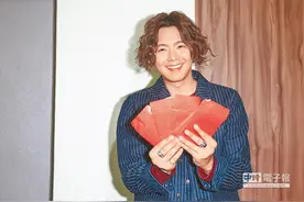 小鬼甩主持棒 脱光拍写真图片