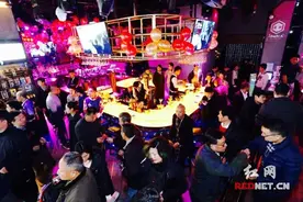 长沙首家飞镖主题清吧开业 国际顶级镖手展现功夫图片
