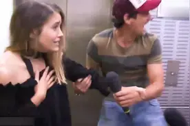 国外爆笑街头恶搞：男子穿恐龙服停车场吓人，路人被吓坏视频封面