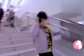 董洁狠心让儿子自己去坐地铁，小顶顶一路心慌到处问视频封面