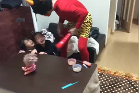老爸扮成怪兽吓哭孩子，确定这样不会给孩子造成心理阴影？视频封面