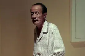 老头子随地大小便只是因为儿子要生二胎，二胎家庭果然矛盾多视频封面