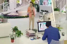 小伙穿女装上班，被同事各种吐槽，不料美女帮他一改造顿时惊艳视频封面