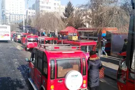 抚顺站前繁华区域小凉快造脏 直接把取暖炉灰倒在绿化带图片