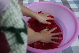 新买的毛衣扎肉怎么办？第一次下水教你这样洗，洗完柔软又舒适视频封面