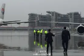 上海虹桥机场两架飞机热恋“牵手” 工作人员狠心拆散图片