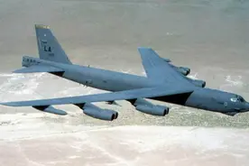 B-52 空中堡垒轰炸机飞行员耍酷，结果飞机直接触地坠毁图片