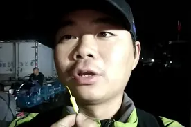 实拍 凌晨5点 青岛渔港码头卸货忙 新鲜鲅鱼15元一斤 熟人买便宜视频封面