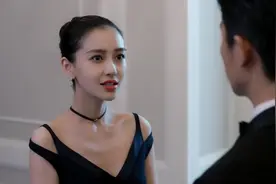 前男友和闺蜜牵手，女孩只能远远的看着视频封面