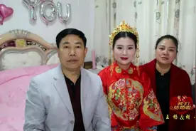 贵州一姑娘出嫁，出门前和家人照了张全家福，好漂亮的新娘视频封面