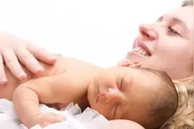 被逼疯的妈妈们，这些哄宝宝睡觉的方法试过吗？图片