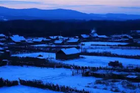 [春运絮语]雪夜站台上的背影图片