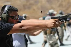 跟美国特警学实用汽车射击图片