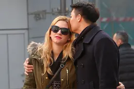 街拍：拍在情人节前夜——情侣们在一年中最甜蜜的节日里图片