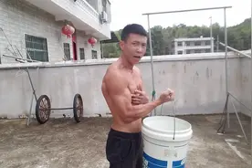 水桶既然可以用来训练肌肉，八块腹肌街健达人分享经验教学视频封面