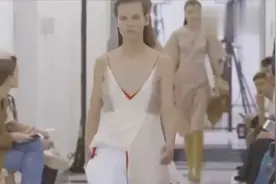 我的眼睛已饱，维多利亚2019春夏时尚服饰发布，钱包藏好了吗？视频封面
