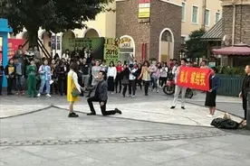 男子拿花圈当众求婚 女孩果断拒绝图片