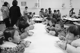 别人家公司福利：专员接送职工孩子陪写作业还管下午茶图片
