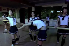 女孩在舞蹈室排舞，发现所有女生变成了丧尸，这下惨了！视频封面