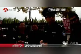 天哪，耳朵里竟然掏出这么多黑黑的"结石"！民警却说不用怕图片