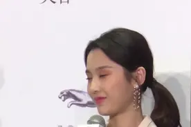 “谋女郎”张慧雯羽毛装秀美腿 “新版美作”梁靖康长腿刷屏视频封面