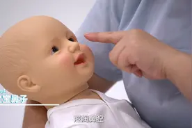 如何用生理盐水给宝宝清理鼻腔呢？可以用棉签棒占盐水清洁吗？视频封面