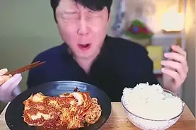 小哥吃泡菜配大米饭，吃的真是太过瘾了！视频封面