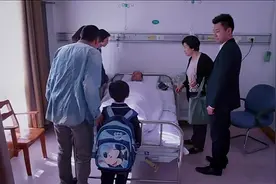 爷爷向孩子道歉，孩子瞒着妈妈偷偷做礼物给爷爷，爷爷眼眶含泪视频封面