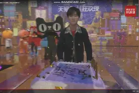 易烊千玺 作为天猫代言人 在天猫十周年舞台送上大蛋糕