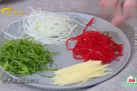 配菜切丝有妙招，一点不输给五星级大厨，很多菜都用的上！