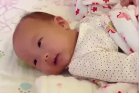 宝妈每天给宝宝洗澡，但身上总有怪味，半夜查看后才知道原因！视频封面