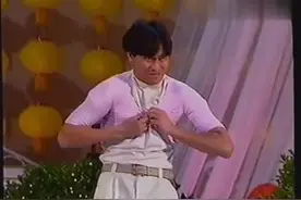 真够拼 刘德华表演失传已久的“缩骨功”穿小孩的衣服 全场爆笑视频封面