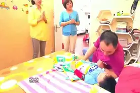 3岁孩子整天吃手，爸妈束手无策，育儿师却只用一条弹性带搞定视频封面