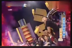 这哥们花式撸瓶，技术高超，实力雄厚，看了让我直冒冷汗视频封面