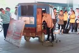 “天才少年歌手”街头卖唱，用残疾诉说坚强！视频封面