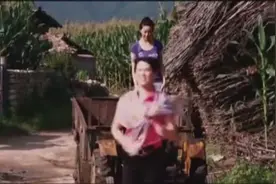 美女大学生下乡开拖拉机，结果悲剧了视频封面